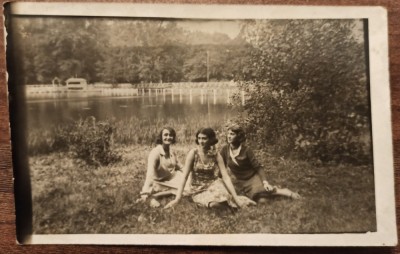 Domnisoare intr-un parc din Romania interbelica// foto tip CP foto