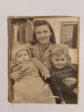 Fotografie veche mama cu doi copii,lipita pe carton, 11x9cm