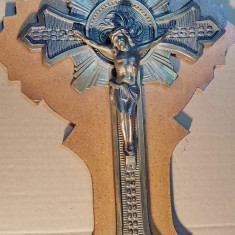 F185-Crucifix IISUS HRISTOS metal alamit pe lemn cu sclipiri de arginti- aurii.