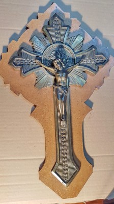 F185-Crucifix IISUS HRISTOS metal alamit pe lemn cu sclipiri de arginti- aurii. foto