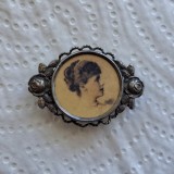 Brosa cu portretul Reginei Maria in montura de argint