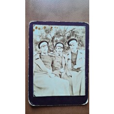 Fotografie pe carton, trei militari, perioada interbelica