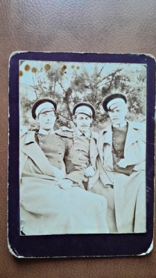 Fotografie pe carton, trei militari, perioada interbelica foto