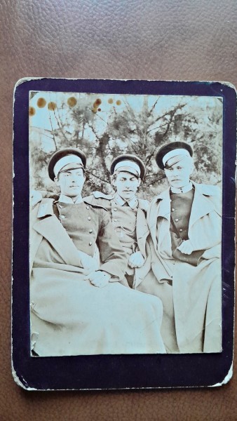 Fotografie pe carton, trei militari, perioada interbelica