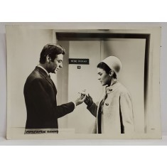 SCENA DIN FILMUL &#039; PANTOFUL CENUSARESEI &#039; , CU IOANA PAVELESCU , DORIN VARGA , FOTO DE PRESA , 1969
