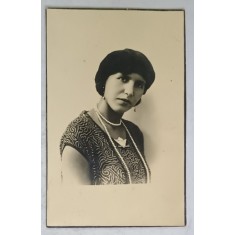 TANARA CU SIRAG DE MARGELE , FOTOGRAFIE TIP CARTE POSTALA , ANII &#039;20