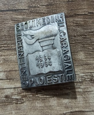 Insigna Centenarul Scolii Medii no. 1 I.L. Caragiale Ploiesti foto