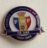 QW9 N8 71 - insigna - tematica sport - fotbal - Federatia de fotbal din Moldova la 15 ani - 2005
