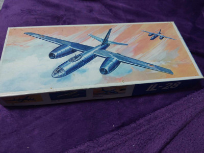 Reclama veche,CUTIE veche-VEB Plasticart,AIRPLANE(AVION)Ilyushin Il-28,1:100 foto