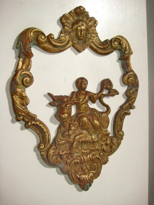 3961-Aplica decor antica in bronz-Femeie cu bovina-perioada 1900.