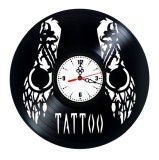 Ceas de Perete Decorativ &ldquo;Tattoo Studio Art&rdquo;, din Disc Vinil Reciclat, Design Salon Tatuaje, Negru, Mecanism Silențios (Sweep), 30 cm