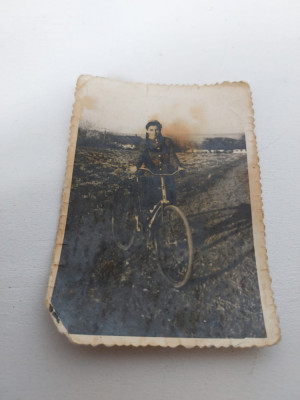 ** Fotografie veche Fata cu bicicleta, anii &amp;#039;60, format 8.5x6cm, foto