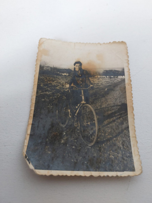 ** Fotografie veche Fata cu bicicleta, anii &#039;60, format 8.5x6cm,