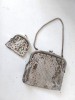 Poșetă mica vintage din plasă metalică argintie cu portmoneu asortat, clutch elegant retro, accesorii vintage, lanț metalic, stil mid-century, Argintiu