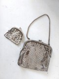 Poșetă mica vintage din plasă metalică argintie cu portmoneu asortat, clutch elegant retro, accesorii vintage, lanț metalic, stil mid-century