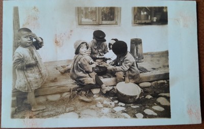 Carte postala, copii pe prispa casei, inceput de secol XX foto
