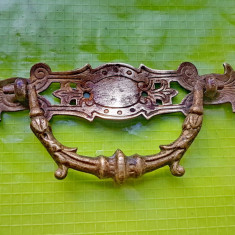 D395-Shield cu maner bronz aurit anii 1900 pt mobilier vechi. L-12, l-2.7 cm.