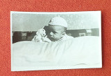Fotografie poza din album de familie anii 1960 - bebe cu jucarie - Catel