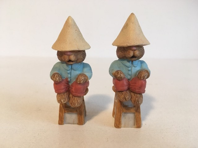 Lot 2 miniaturi praf ceramic ursi pe scusn cu palarie conica, 5,5 cm, decor