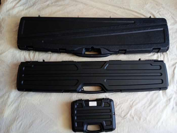 +3 Cutii Protectie pistol, pusca cu luneta si pusca de vanatoare (shotgun) + alte accesorii