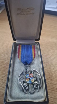 Ordinul Vulturul Rom&amp;acirc;niei in grad de Cavaler la cutia si panglica originala, argint marcat pe inel plus brevetul aferent. Set impecabil . RR!! foto