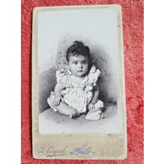 Fotografie tip CDV, copil stand pe fotoliu, inceput de secol XX