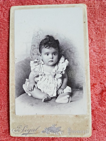 Fotografie tip CDV, copil stand pe fotoliu, inceput de secol XX