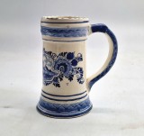 halba vintage din ceramica DELFT Olanda 1962 pictata manual peisaj rural si motive florale albastru pe alb nuante monocrom 14 cm inaltime