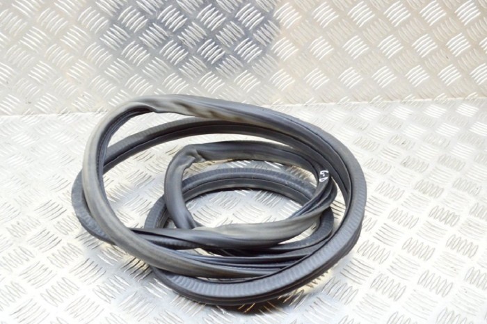 Garnitura ușă dreapta spate VW TOUAREG 7P5 2012 OEM: 7P0867367F | 11749189