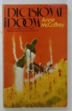 DECISION AT DOONA by ANNE McCAFFREY , 1977, PREZINTA URME DE UZURA