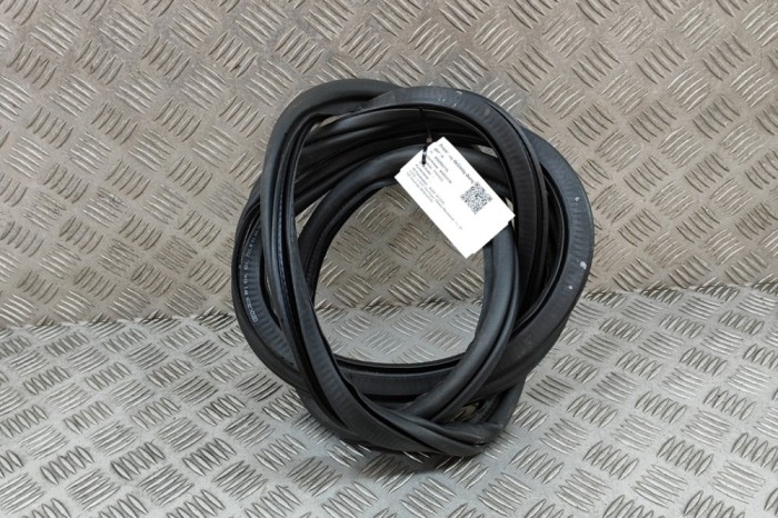 Garnitura ușă dreapta față AUDI Q2 GA 2021 OEM: 81A831721B | 28293715