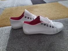 vand tenesi albi, dama, de tip adidas, primavara - vara. foto
