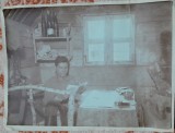 Fotografie, militar citind, in cazarma, perioada razboiului