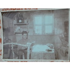 Fotografie, militar citind, in cazarma, perioada razboiului