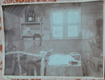 Fotografie, militar citind, in cazarma, perioada razboiului foto