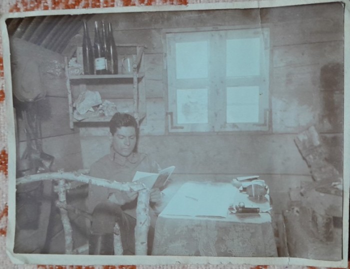 Fotografie, militar citind, in cazarma, perioada razboiului