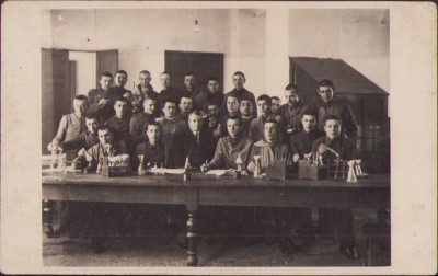HST P149 Poza elevi rom&amp;acirc;ni &amp;icirc;n laborator perioada interbelică foto