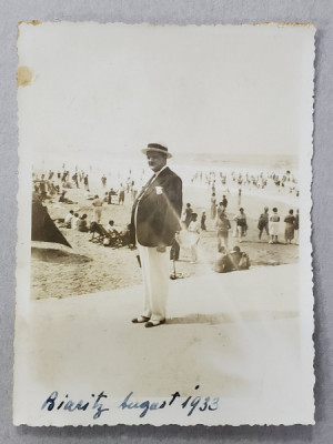 BIARITZ , FOTOGRAFIA UNUI BARBAT IN COSTUM , LANGA PLAJA , 1933 foto