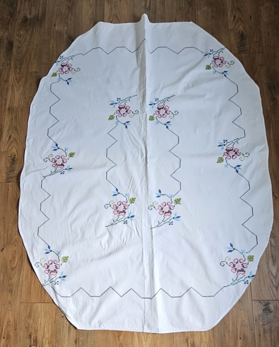 FATA DE MASA MARE VINTAGE DIN ETAMINA CU MODEL CUSUT MANUAL IN CRUCIULIȚE