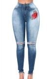 Cumpara ieftin CL669-4 Jeans skinny cu floare brodate pe un picior si taieturi la nivelul genunchilor