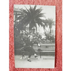 Fotografie tip carte postala, barbat pe banca, perioada interbelica