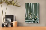 Tablou Canvas cu Flori Delicate pe Fundal de Catifea Verde, 26 x 39 cm, CMCLASS
