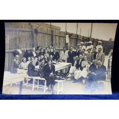 FOTOGRAFIE DE GRUP LANGA MASA ARBITRILOR , CU JUCATORI , SPECTATORI SI OFICIALITATI , FOTOGRAFIE MONOCROMA, CU OCAZIA CEFERIADEI 1940 , PE VERSO PREZI