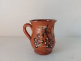 Cana de lut, veche, cu decor struguri pictati manual, 9cm inaltime