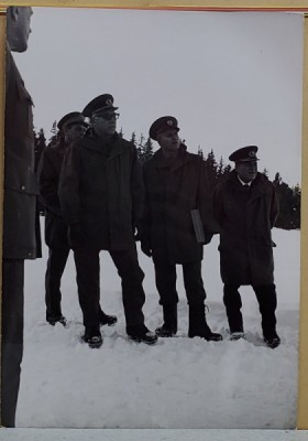 GRUP DE OFITERI ROMANI DE RANG INALT , LA O APLICATIE PE TIMP DE IARNA , FOTOGRAFIE , ANII &amp;#039;70 - 80 foto