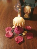 Set Cadou Artizanal: Lum&acirc;nări din Ceară Naturală și Săpunuri Handmade cu Flori ​Descriere: