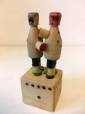* Jucarie veche lemn doi oameni actionati de buton dedesupt si elastice, 11 cm