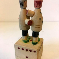 * Jucarie veche lemn doi oameni actionati de buton dedesupt si elastice, 11 cm