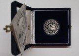 ITALIA . 500 LIRE 1990 . PROOF . DIN SERIA DESCOPERIREA AMERICII . PLIANT/CERTIFICAT SI CUTIE CATIFEA . COTA BUNA .
