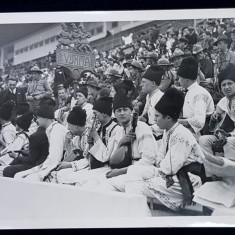 TINERI IN PORT POPULAR SI UNIFORME DE CERCETASI IN TRIBUNELE STADIONULUI A.N.E.F. , FOTOGRAFIE MONOCROMA PE HARTIE LUCIOASA , PERIOADA INTERBELICA